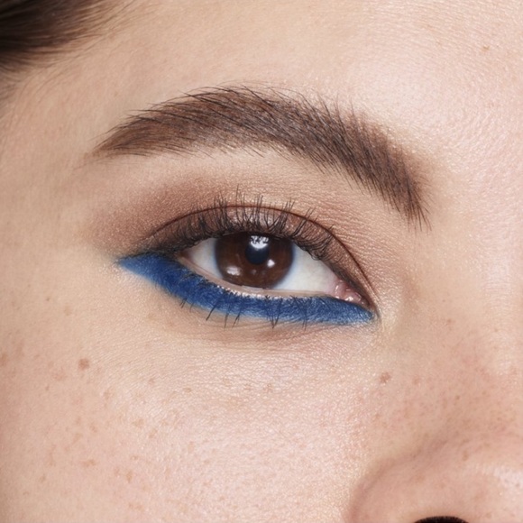 Covergirl Professional 3-in-1 Curved Brush Mascara, 205 black noir volume length - Picture 8 of 8